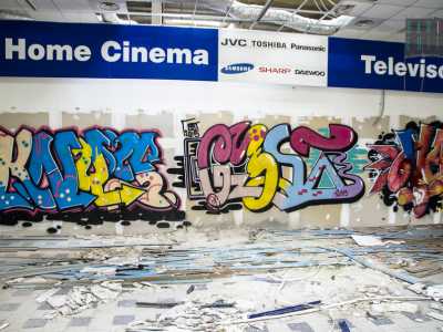 Alcuni murales colorati affiancano le vecchie insegne pubblicitarie